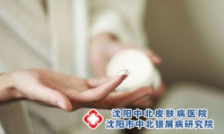 手心小脓疱，不敢和人握手，都是掌跖脓疱病惹的祸!