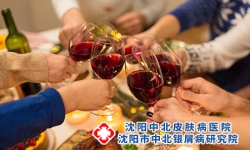牛皮癣可以喝红酒吗-牛皮癣喝红酒好不好？