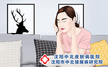 摄图网_400078833_坐在沙发上缓解疲劳的女孩（企业商用）