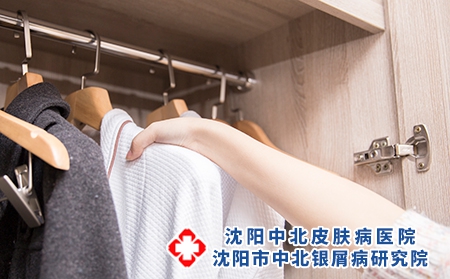 摄图网_500224431_拿衣服（企业商用）