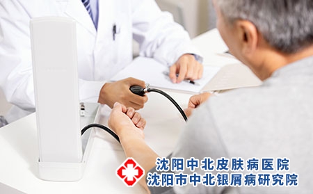 摄图网_501359711_医生给病人看病（企业商用）老人
