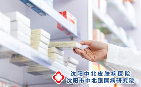 摄图网_501652675_药剂师手拿药（企业商用）药
