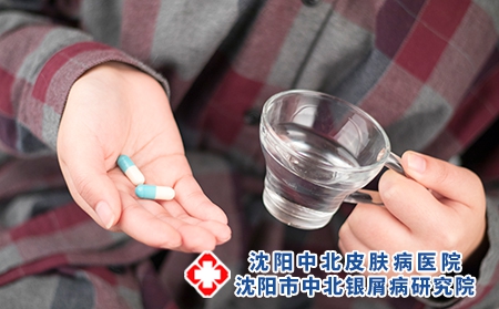 摄图网_500209188_准备吃药的人（企业商用）药