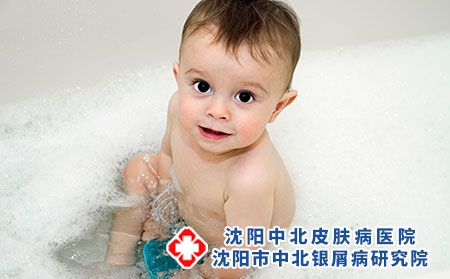 摄图网_501502145_正在洗澡的男婴（企业商用）