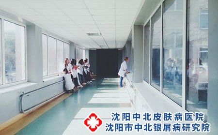 毛囊炎是怎么引起的?应该如何解决?